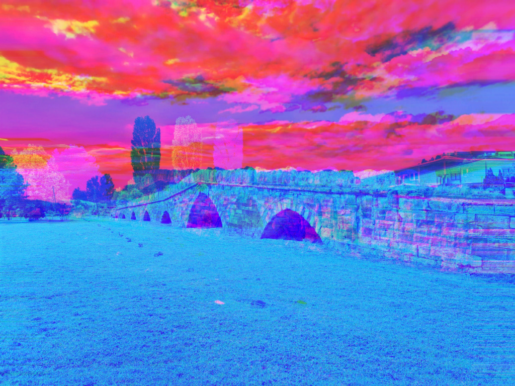 Duam t’i dëgjojmë kujtimet tuaja. Na shkruani